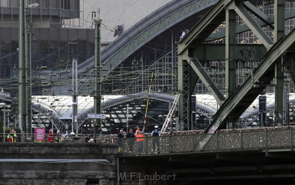 PSpringt kein Suizid Brueckenspringer Koeln Hohenzollernbruecke P226.JPG - Miklos Laubert